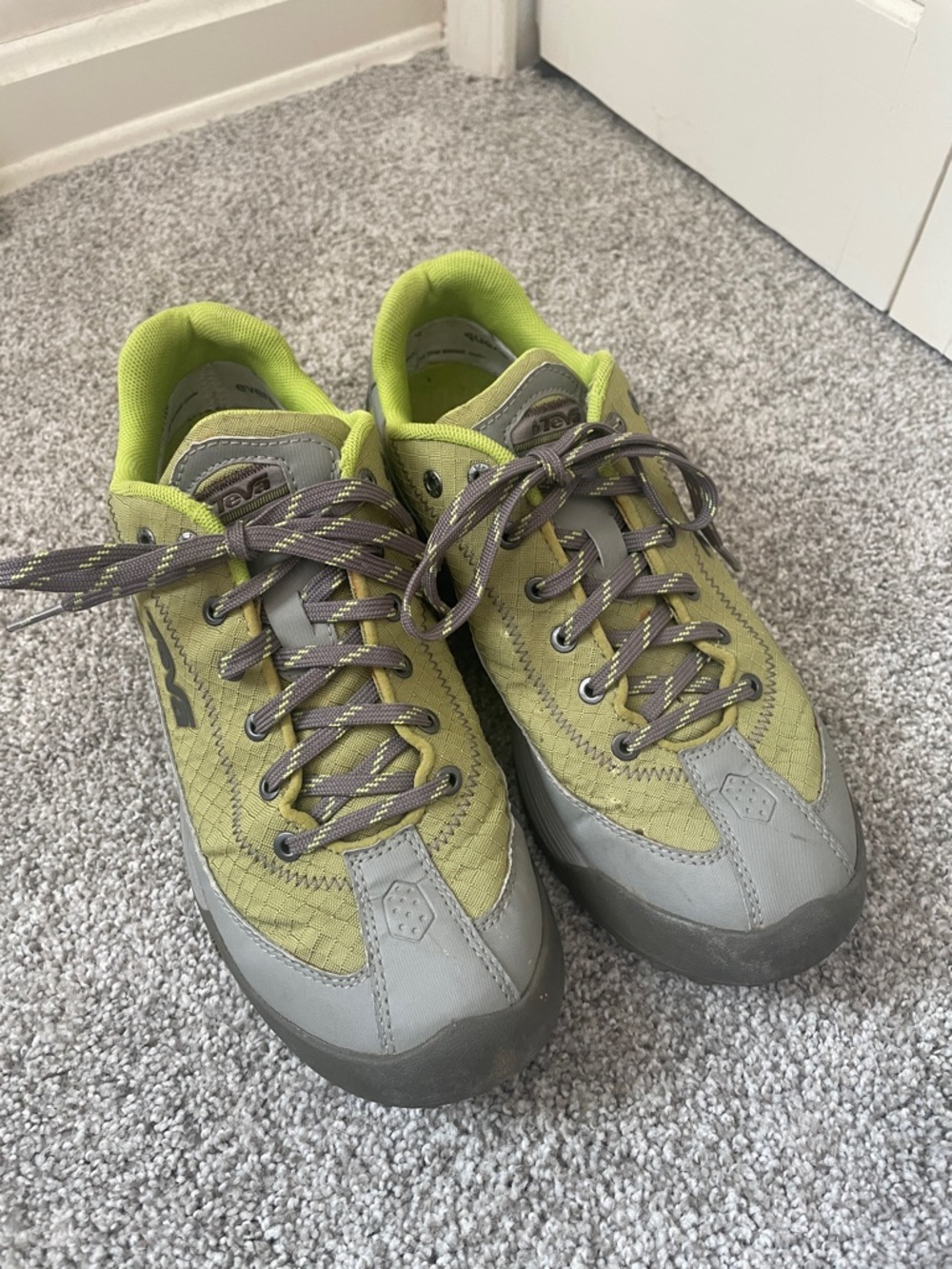 Teva (4047) event waterproof low hiking sneakers Sz 8.5 gray/ green lace up
